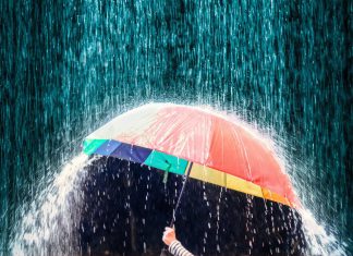 “ฝนตก น้ำท่วม กลับไม่ได้” กับอุปกรณ์ยังชีพที่หาได้ในร้านสะดวกซื้อ