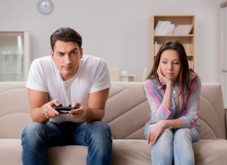 พอว่างก็เล่นแต่เกม จัดการ “แฟนติดเกม” อย่างไรดี?