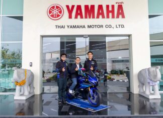 ยามาฮ่าส่งมอบ R15 พร้อมหมวกลิมิเต็ดพร้อมลายเซ็น กวาร์ตาราโร